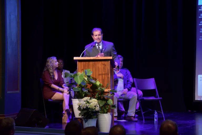 Mayor Kenny Holloway